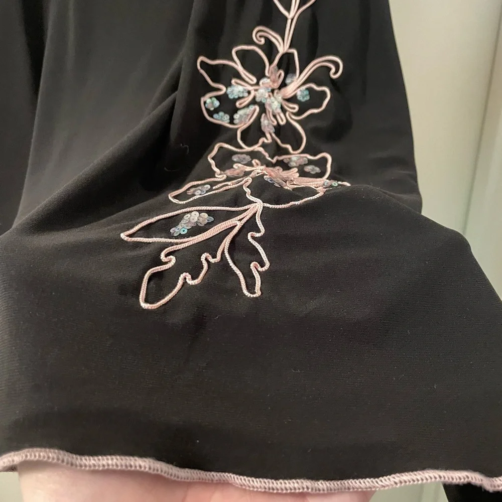Vintage Y2K Susan Lawrence Black Skirt with pink piping and floral detail. Sz L